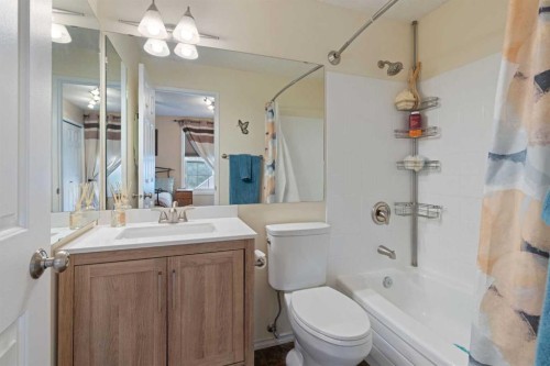 38-28 Berwick Crescent Nw, Calgary, AB - Indoor Photo Showing Bathroom