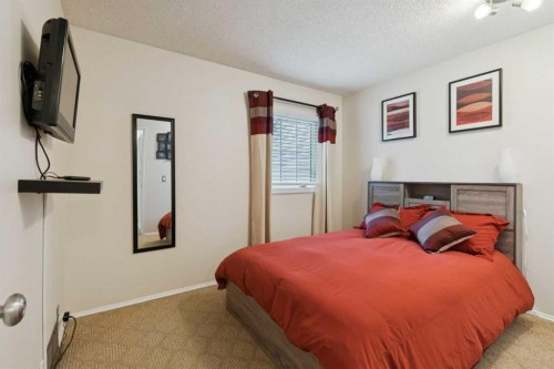 38-28 Berwick Crescent Nw, Calgary, AB - Indoor Photo Showing Bedroom