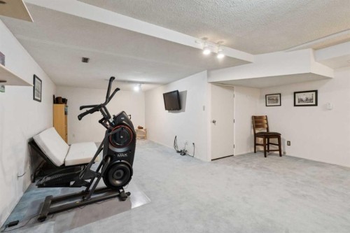 38-28 Berwick Crescent Nw, Calgary, AB - Indoor Photo Showing Gym Room