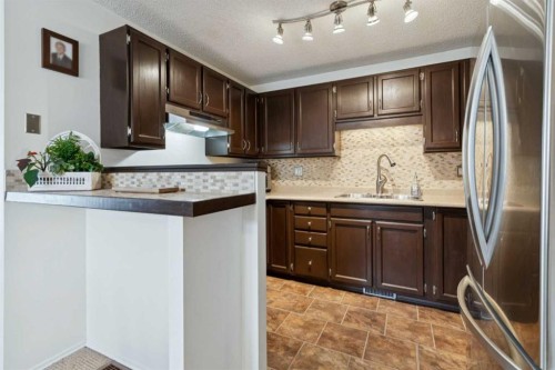 38-28 Berwick Crescent Nw, Calgary, AB - Indoor Photo Showing Kitchen With Double Sink