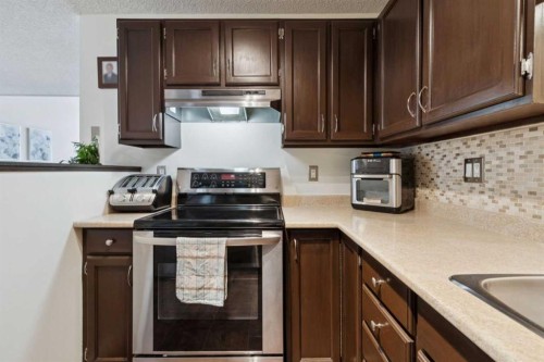 38-28 Berwick Crescent Nw, Calgary, AB - Indoor Photo Showing Kitchen