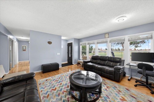 3620 28 Street Se, Calgary, AB - Indoor Photo Showing Living Room