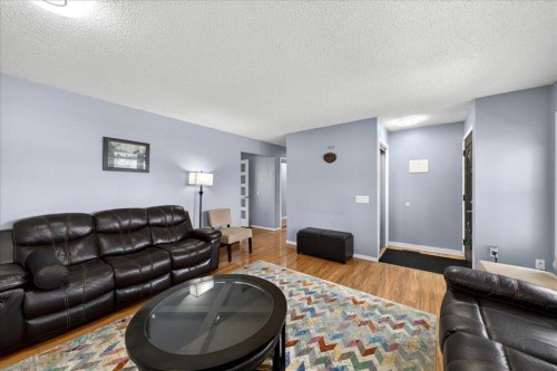 3620 28 Street Se, Calgary, AB - Indoor Photo Showing Living Room