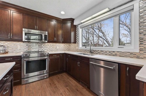 756 East Chestermere Drive, Chestermere, AB - Indoor Photo Showing Kitchen With Double Sink With Upgraded Kitchen