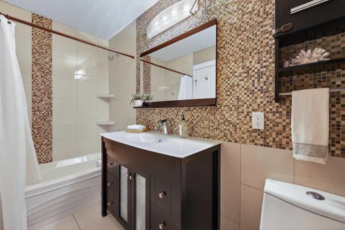756 East Chestermere Drive, Chestermere, AB - Indoor Photo Showing Bathroom