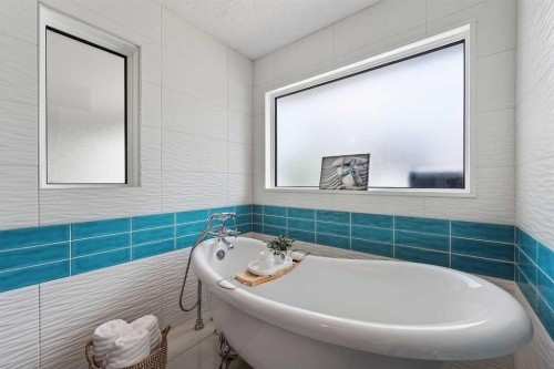 756 East Chestermere Drive, Chestermere, AB - Indoor Photo Showing Bathroom
