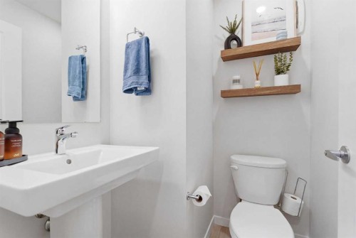 48 Magnolia Parade Se, Calgary, AB - Indoor Photo Showing Bathroom
