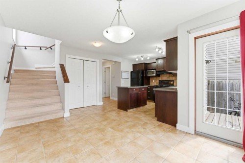 25 Everridge Way Sw, Calgary, AB - Indoor Photo Showing Kitchen