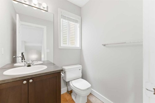 25 Everridge Way Sw, Calgary, AB - Indoor Photo Showing Bathroom