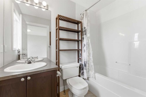 25 Everridge Way Sw, Calgary, AB - Indoor Photo Showing Bathroom