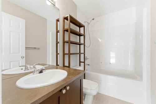 25 Everridge Way Sw, Calgary, AB - Indoor Photo Showing Bathroom