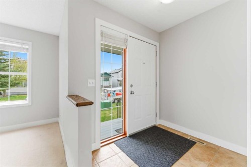 25 Everridge Way Sw, Calgary, AB - Indoor Photo Showing Other Room