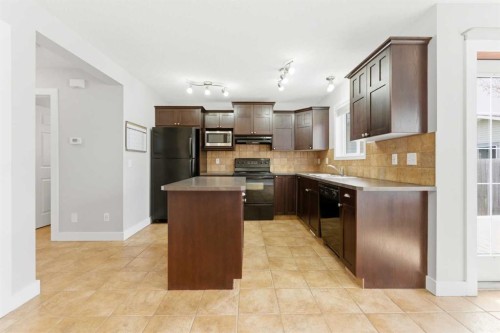 25 Everridge Way Sw, Calgary, AB - Indoor Photo Showing Kitchen