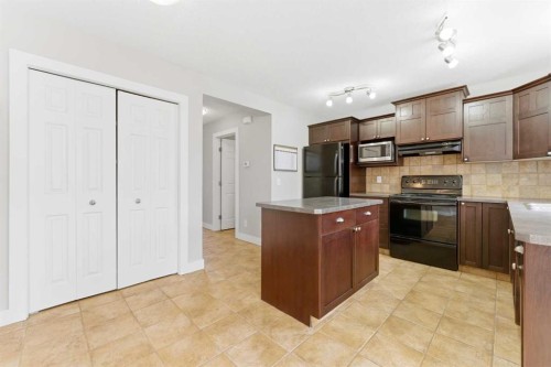 25 Everridge Way Sw, Calgary, AB - Indoor Photo Showing Kitchen