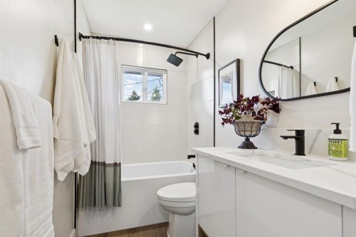 9723 3 Street Se, Calgary, AB - Indoor Photo Showing Bathroom