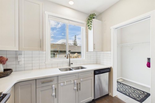 820 21 Avenue Se, Calgary, AB - Indoor Photo Showing Kitchen With Double Sink