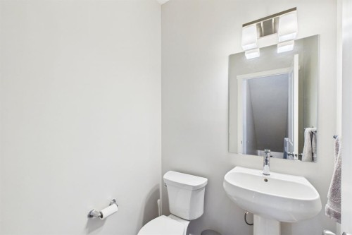 820 21 Avenue Se, Calgary, AB - Indoor Photo Showing Bathroom