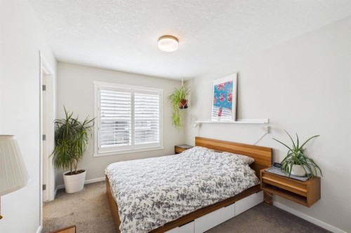 820 21 Avenue Se, Calgary, AB - Indoor Photo Showing Bedroom