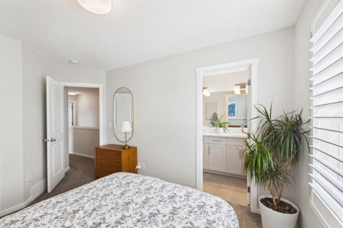 820 21 Avenue Se, Calgary, AB - Indoor Photo Showing Bedroom