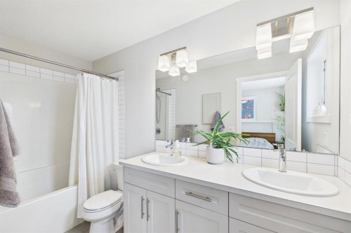 820 21 Avenue Se, Calgary, AB - Indoor Photo Showing Bathroom