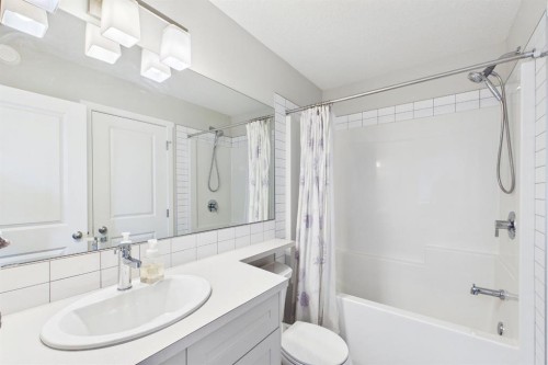 820 21 Avenue Se, Calgary, AB - Indoor Photo Showing Bathroom