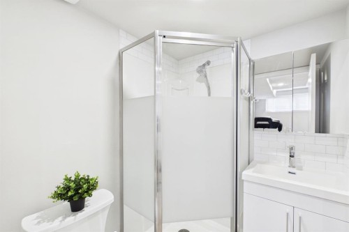 820 21 Avenue Se, Calgary, AB - Indoor Photo Showing Bathroom