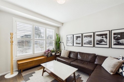 820 21 Avenue Se, Calgary, AB - Indoor Photo Showing Living Room