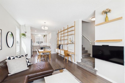 820 21 Avenue Se, Calgary, AB - Indoor Photo Showing Living Room
