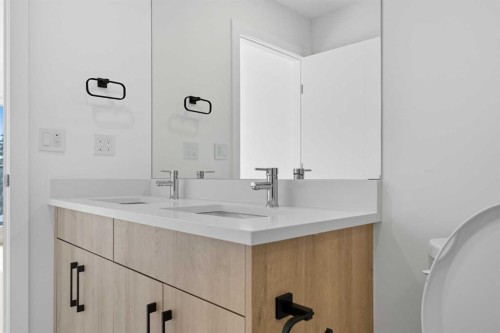 1224 20 Avenue Nw, Calgary, AB - Indoor Photo Showing Bathroom