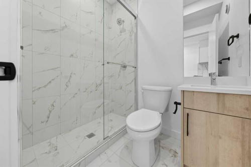 1224 20 Avenue Nw, Calgary, AB - Indoor Photo Showing Bathroom