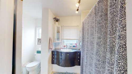 1625 23 Avenue Sw, Calgary, AB - Indoor Photo Showing Bathroom