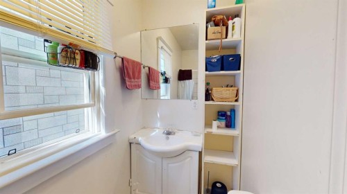 1625 23 Avenue Sw, Calgary, AB - Indoor Photo Showing Bathroom