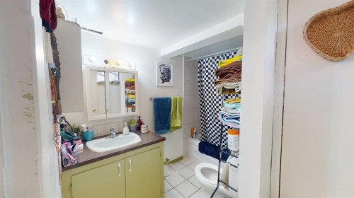 1625 23 Avenue Sw, Calgary, AB - Indoor Photo Showing Bathroom