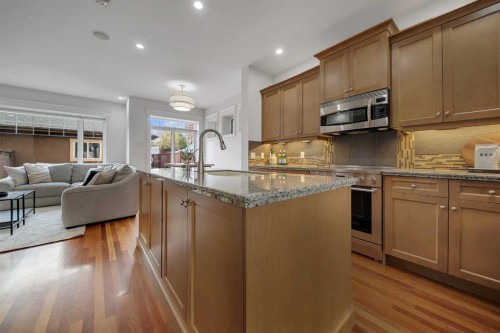 1010 19 Avenue Se, Calgary, AB - Indoor Photo Showing Kitchen With Upgraded Kitchen
