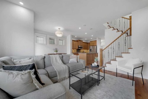 1010 19 Avenue Se, Calgary, AB - Indoor Photo Showing Living Room