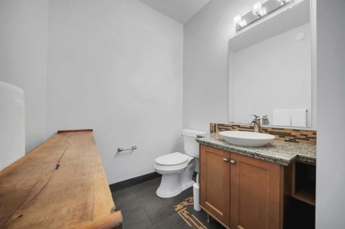 1010 19 Avenue Se, Calgary, AB - Indoor Photo Showing Bathroom