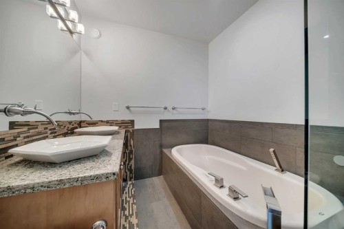 1010 19 Avenue Se, Calgary, AB - Indoor Photo Showing Bathroom