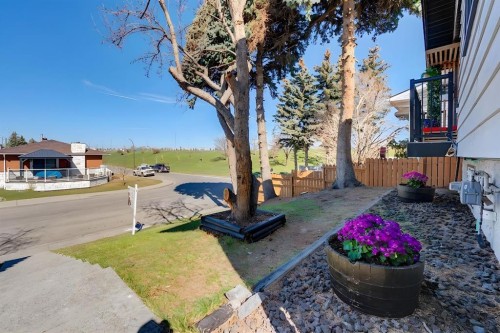 1607 Marlyn Way Ne, Calgary, AB - Outdoor