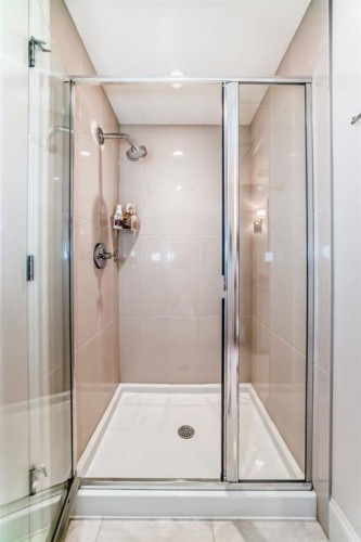 404-211 Quarry Way Se, Calgary, AB - Indoor Photo Showing Bathroom