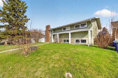 5218 Silverpark Close, Olds, AB - Outdoor