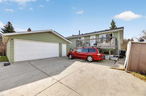5218 Silverpark Close, Olds, AB - Outdoor With Exterior