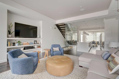 2304 4 Avenue Nw, Calgary, AB - Indoor Photo Showing Living Room