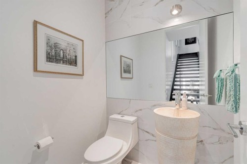 2304 4 Avenue Nw, Calgary, AB - Indoor Photo Showing Bathroom