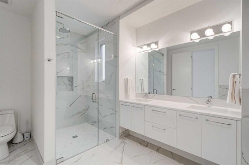 2304 4 Avenue Nw, Calgary, AB - Indoor Photo Showing Bathroom