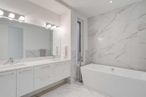 2304 4 Avenue Nw, Calgary, AB - Indoor Photo Showing Bathroom