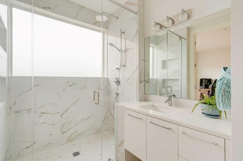 2304 4 Avenue Nw, Calgary, AB - Indoor Photo Showing Bathroom