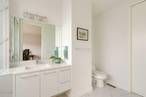 2304 4 Avenue Nw, Calgary, AB - Indoor Photo Showing Bathroom