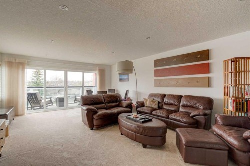 2304 4 Avenue Nw, Calgary, AB - Indoor Photo Showing Living Room