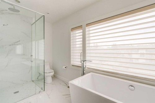 2304 4 Avenue Nw, Calgary, AB - Indoor Photo Showing Bathroom