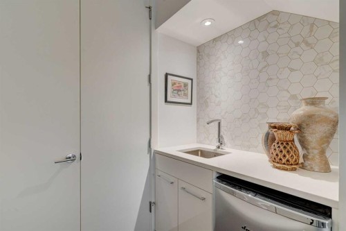 2304 4 Avenue Nw, Calgary, AB - Indoor Photo Showing Kitchen